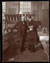 Thomas Edison ja haastattelija hänen laboratoriossa, 1906 (hopeagelatiiniprintti)